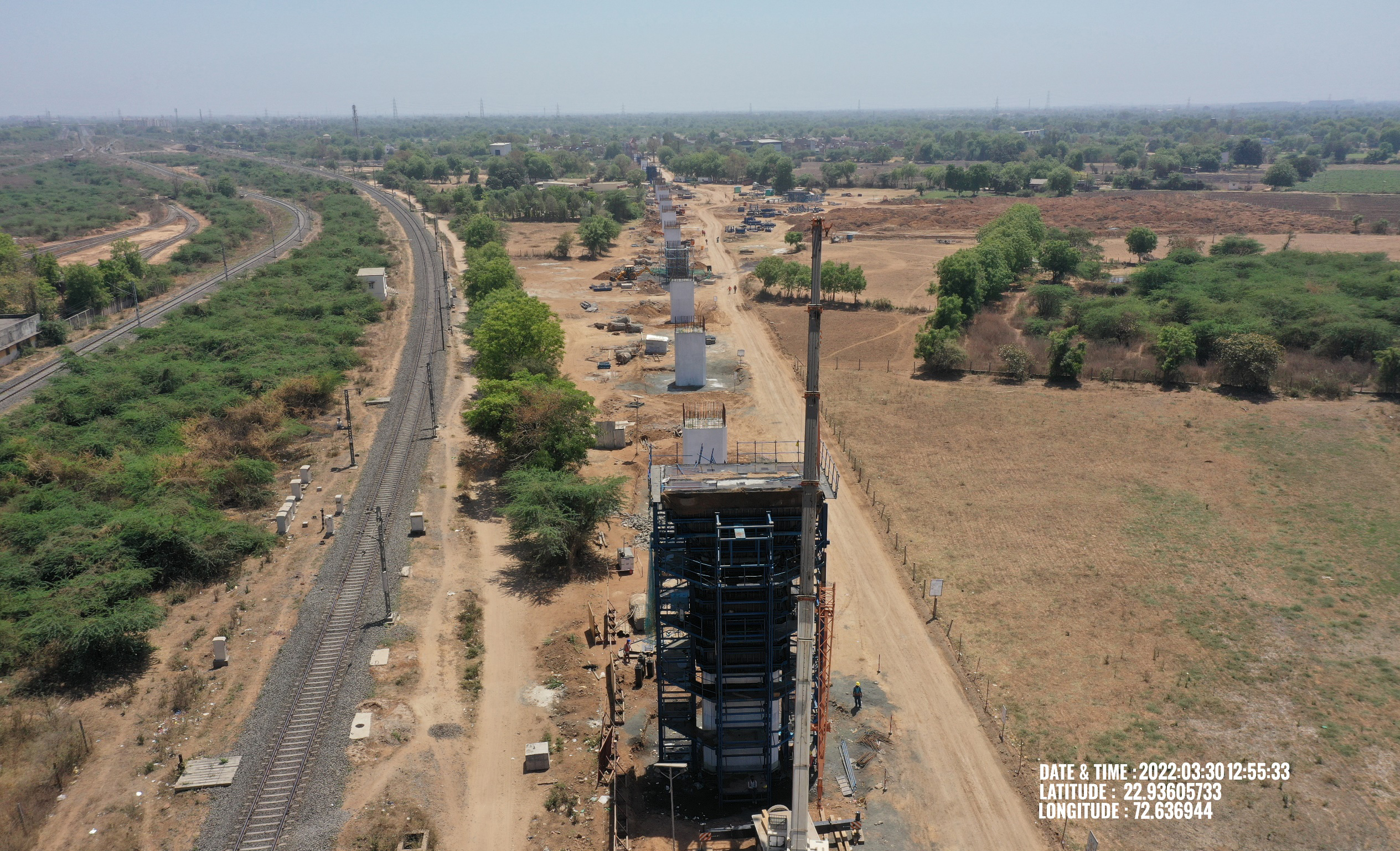 गुजरात के सूरत के पास आरसी ट्रैक बेड का कार्य प्रगति पर है, अगस्त 2024